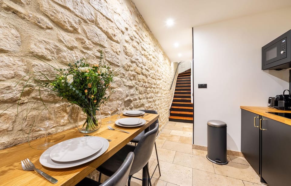 Kitchen or kitchenette, Dining area, minibar