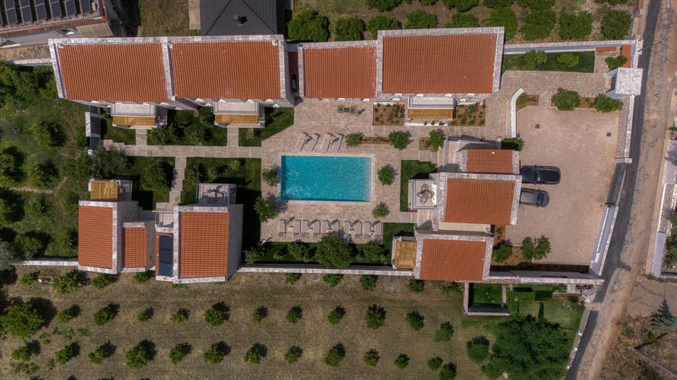 Property building, Day, Neighbourhood, Bird's eye view, Pool view, Swimming pool