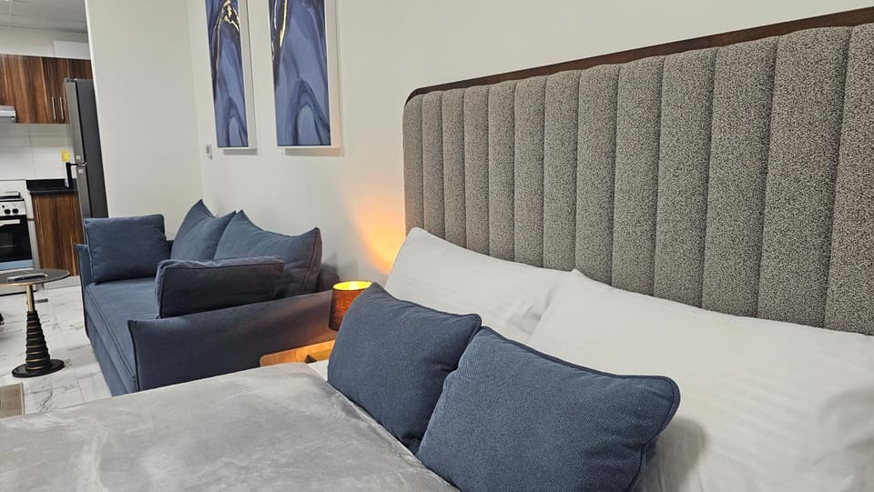 Bed, TV and multimedia, Living room, Photo of the whole room, Seating area, Bedroom