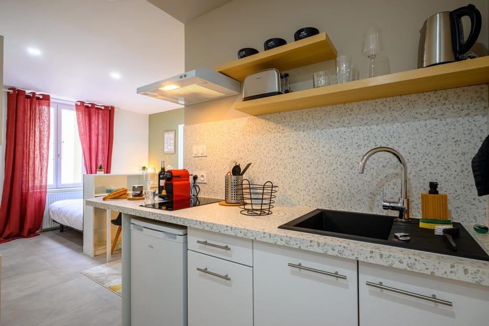 Coffee/tea facilities, Kitchen or kitchenette, stove, toaster