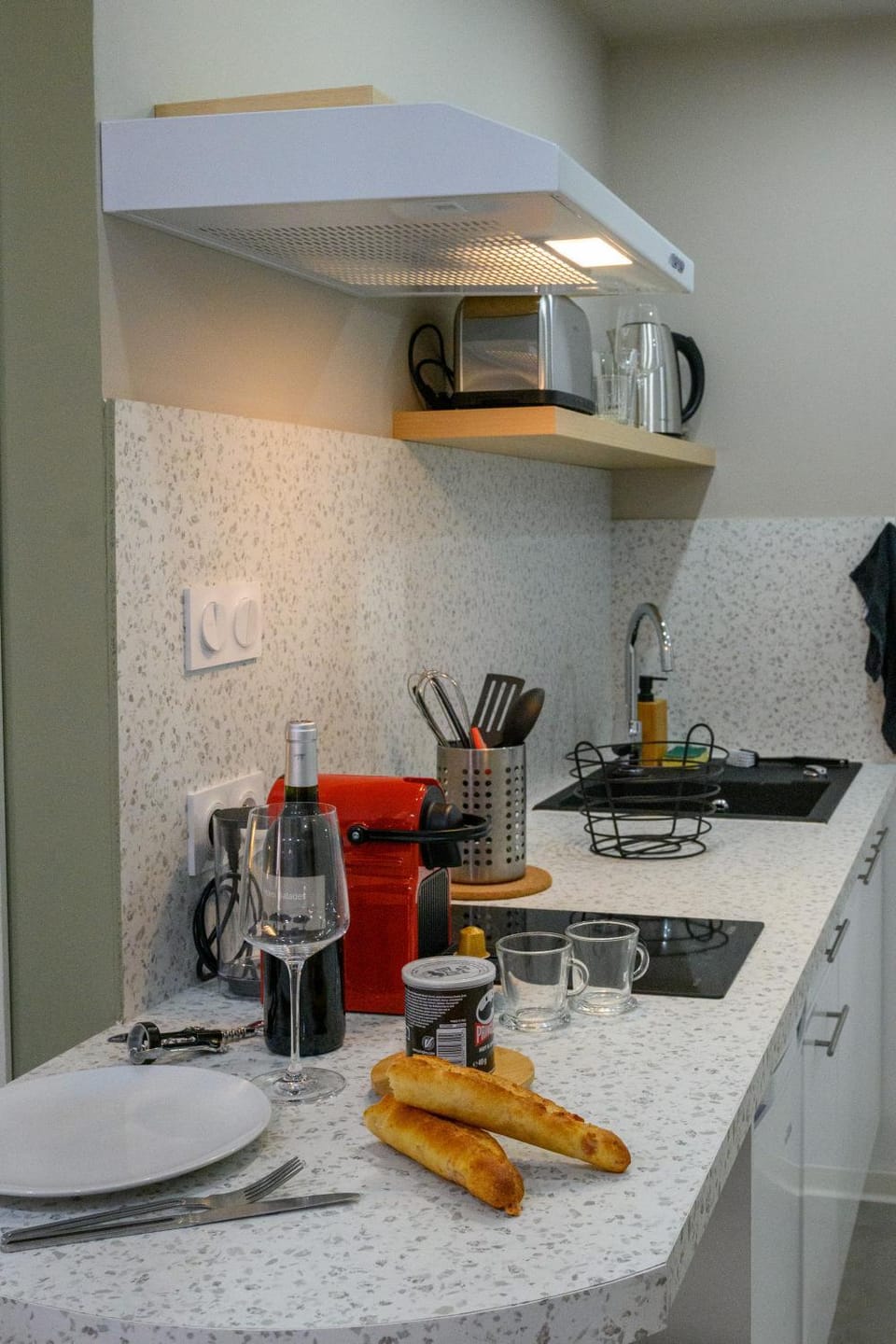 Coffee/tea facilities, Kitchen or kitchenette, stove, toaster