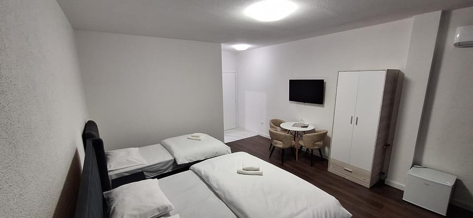 Bed, TV and multimedia, Living room, Photo of the whole room, Seating area, Bedroom, towels