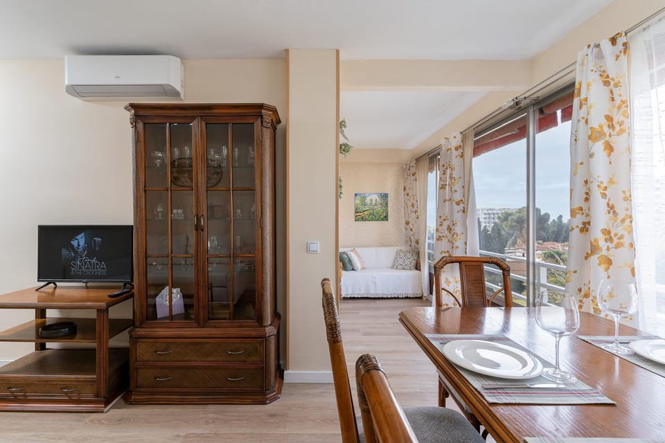 TV and multimedia, Living room, Seating area, Dining area
