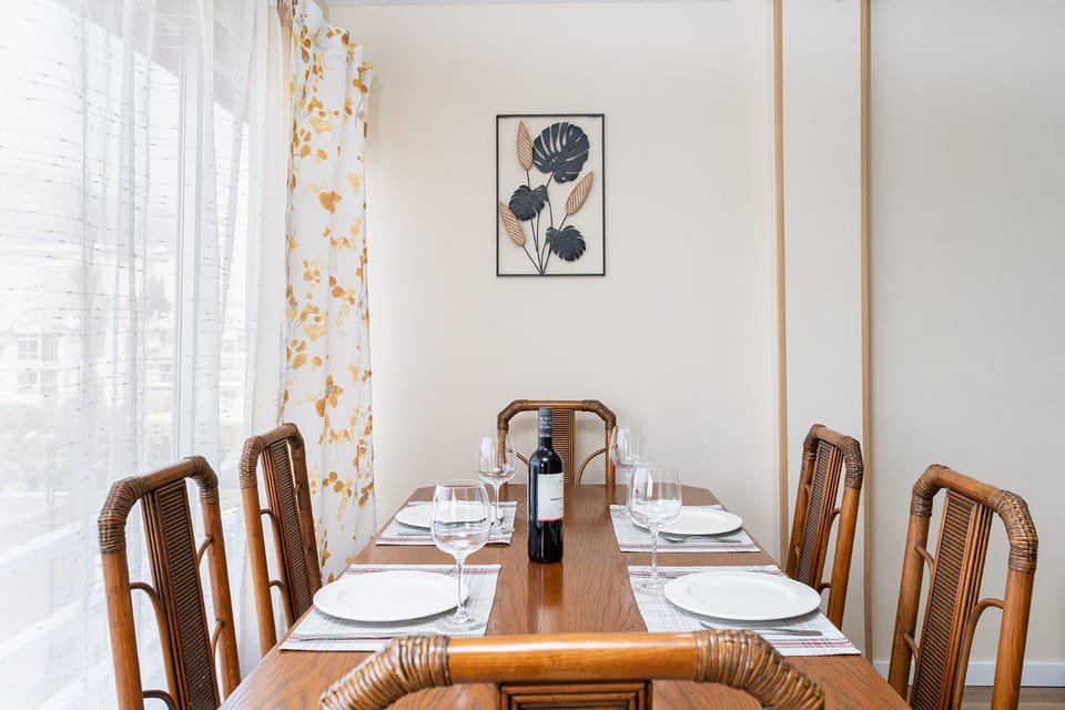 Living room, Food and drinks, Seating area, Dining area