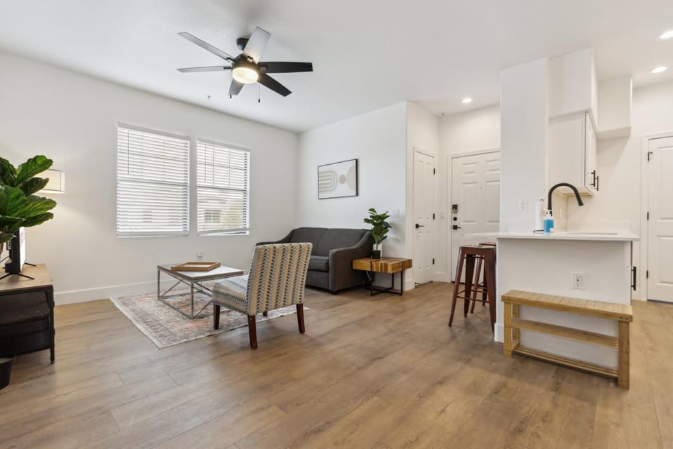 CozySuites Glendale by the stadium with pool 24 Apartment in Glendale