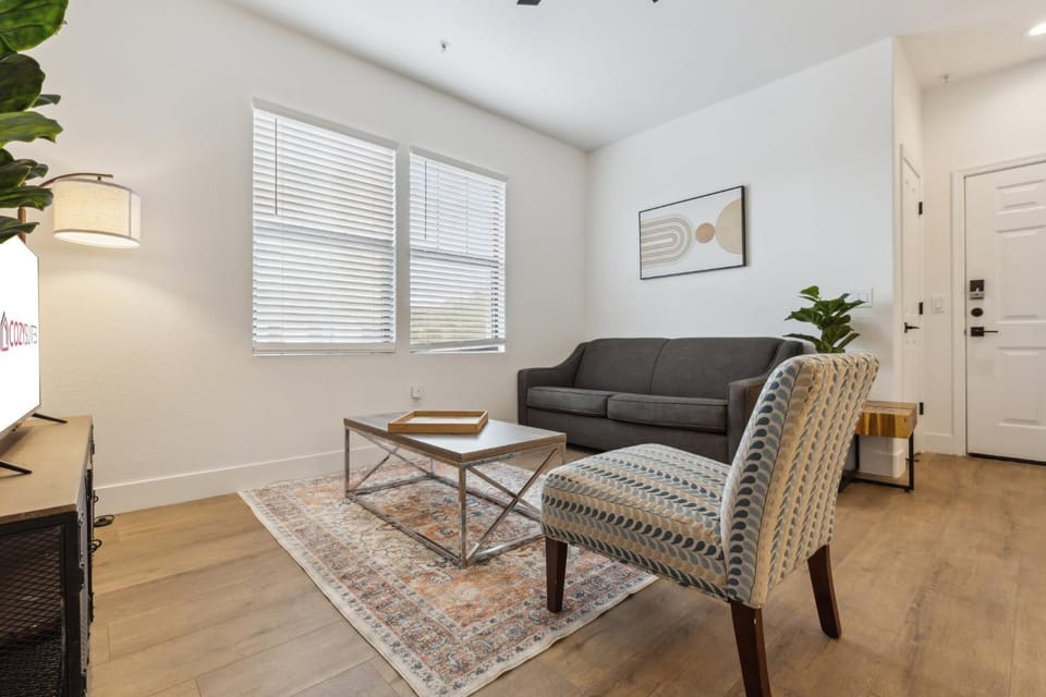 CozySuites Glendale by the stadium with pool 24 Apartment in Glendale