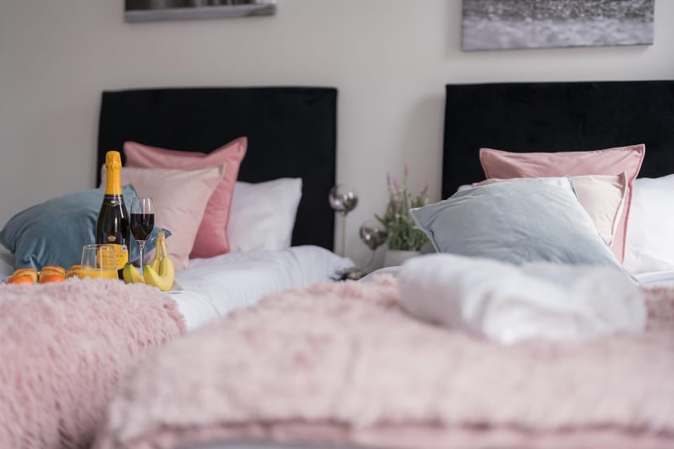 Bed, Bedroom, towels