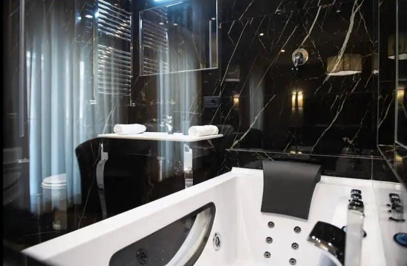 Hot Tub, Bathroom
