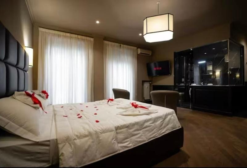 TV and multimedia, Photo of the whole room, Bedroom