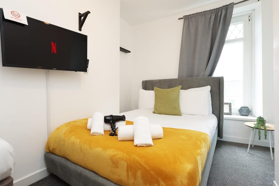 Bed, TV and multimedia, Photo of the whole room, Bedroom, towels