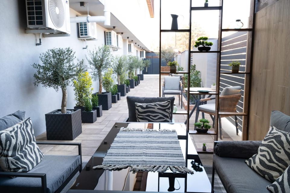 Property building, Patio, Balcony/Terrace