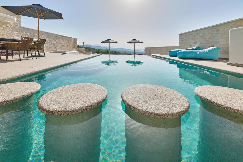 Day, Natural landscape, Pool view, Swimming pool, sunbed