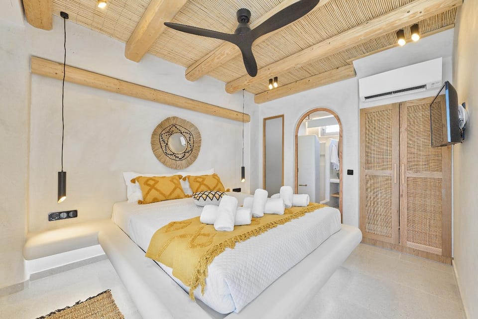 Bed, TV and multimedia, Photo of the whole room, Bedroom, wardrobe, air conditioner