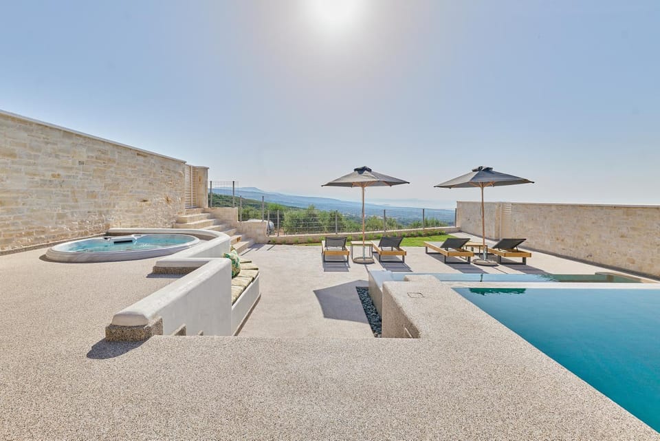 Day, Natural landscape, Pool view, Swimming pool, sunbed