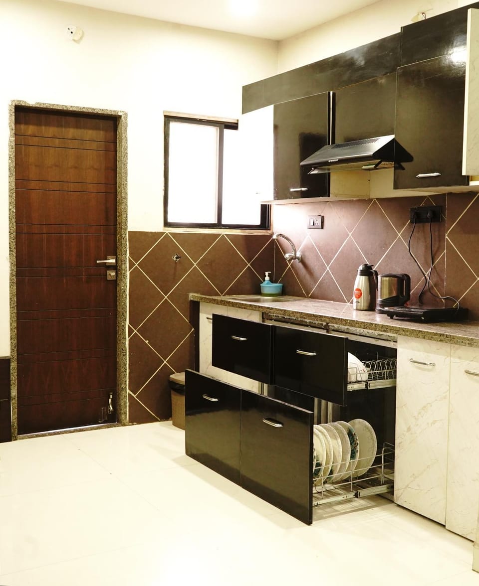 Coffee/tea facilities, Kitchen or kitchenette, stove
