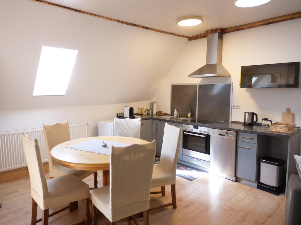 Coffee/tea facilities, Kitchen or kitchenette, Dining area, dishwasher, oven, stove, kitchen