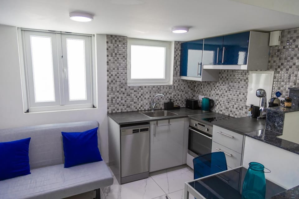 Coffee/tea facilities, Seating area, Dining area, dishwasher, oven, toaster