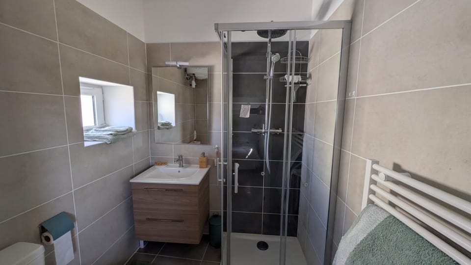Shower, Bathroom, towels