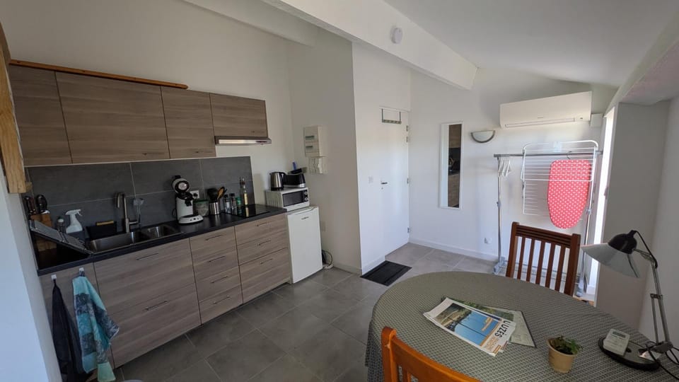 Coffee/tea facilities, Kitchen or kitchenette, Dining area, oven, stove, toaster
