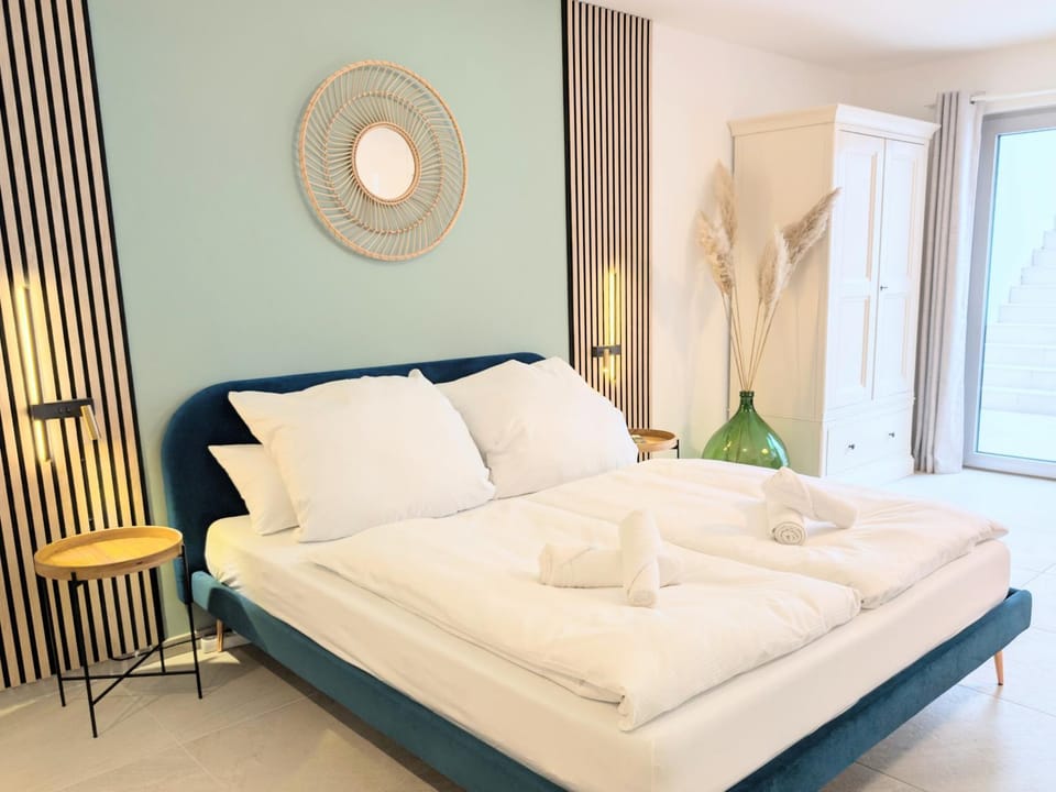 Bed, Photo of the whole room, Bedroom, towels