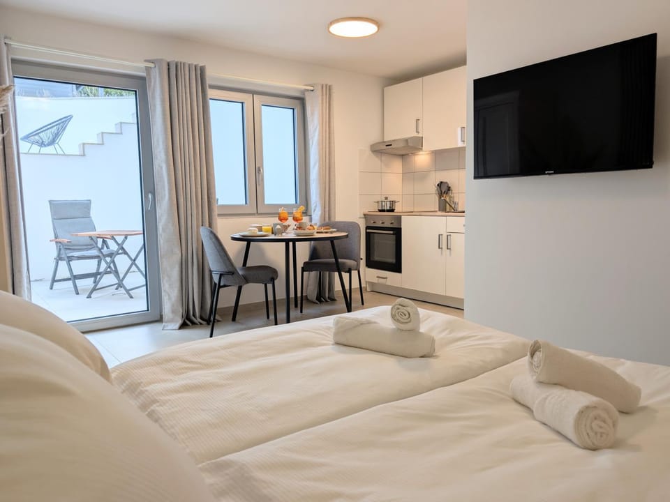 Bed, TV and multimedia, Kitchen or kitchenette, Living room, Photo of the whole room, Seating area, Dining area, Bedroom, towels