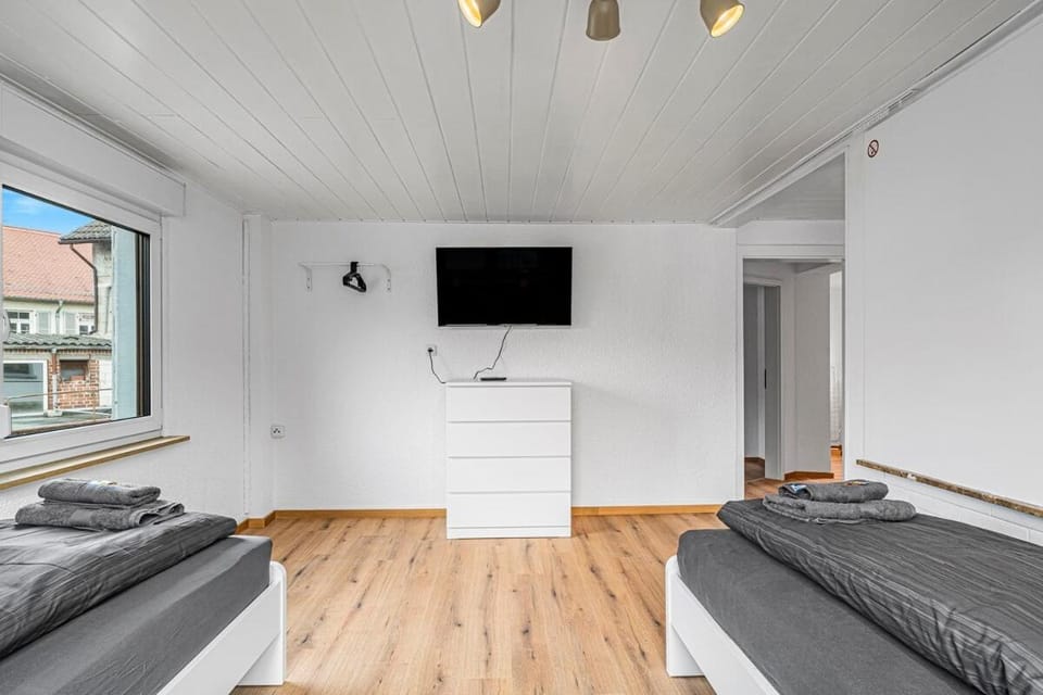 Bed, TV and multimedia, Photo of the whole room, Bedroom