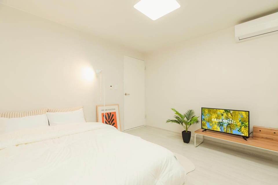 Communal lounge/ TV room, Bed, TV and multimedia, Photo of the whole room, Evening entertainment, Bedroom, air conditioner