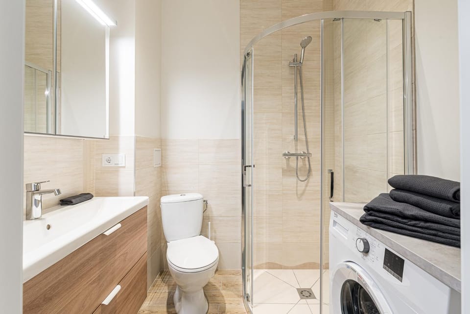Shower, Toilet, Bathroom, towels, washing machine