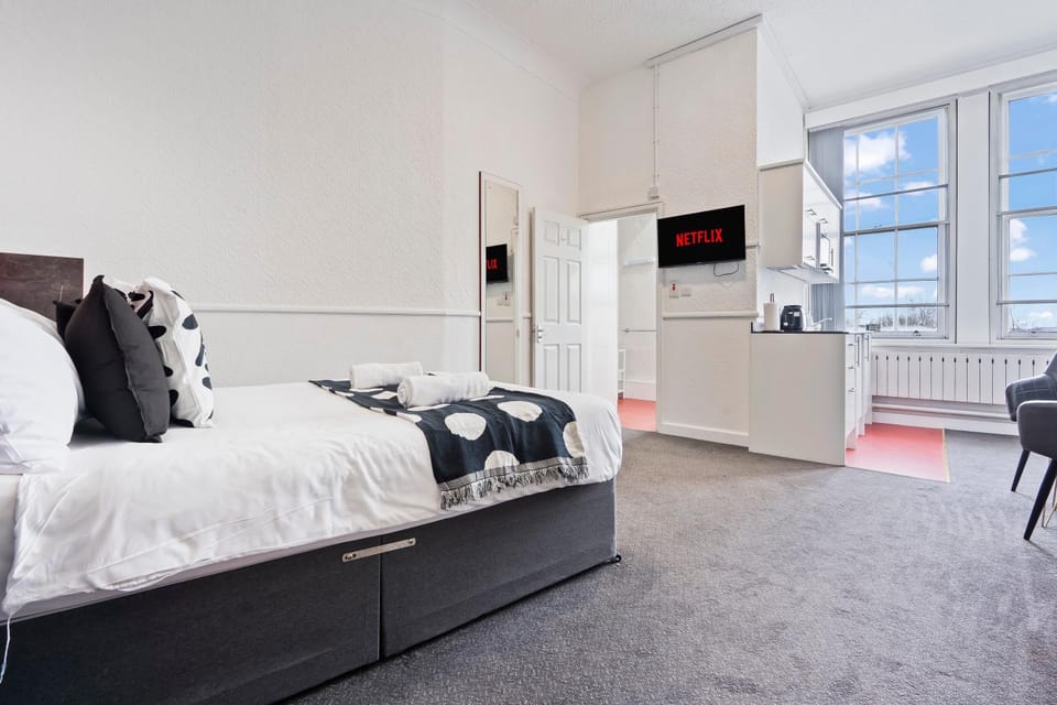 Bed, TV and multimedia, Photo of the whole room, Bedroom