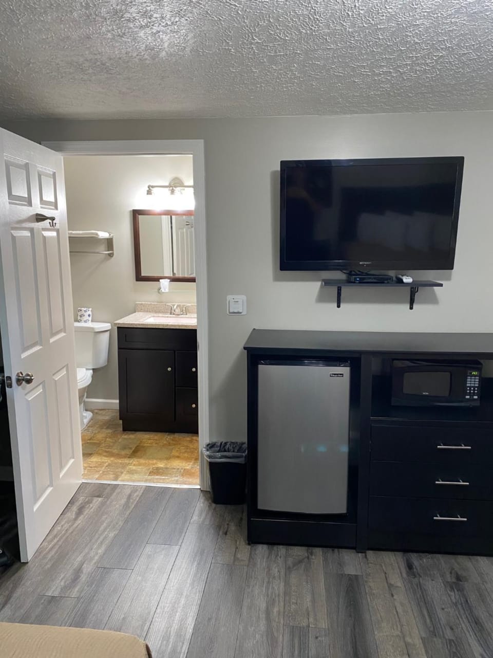 Bathroom, TV and multimedia, Bedroom, microwave