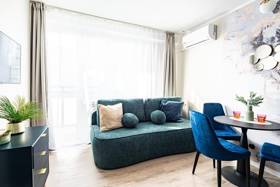 TV and multimedia, Living room, Seating area, Dining area, air conditioner