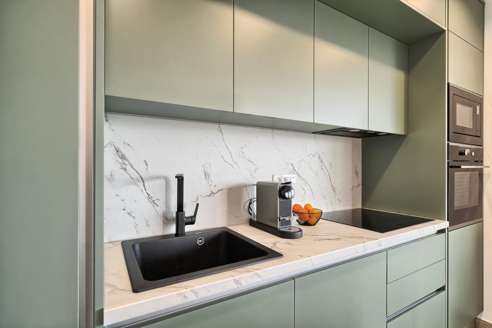 Coffee/tea facilities, Kitchen or kitchenette, stove