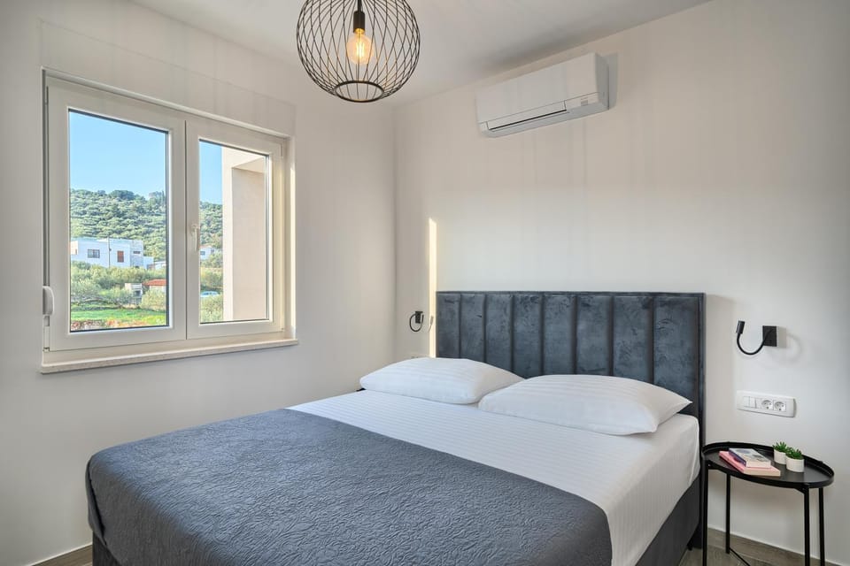 Bed, Photo of the whole room, Bedroom, air conditioner