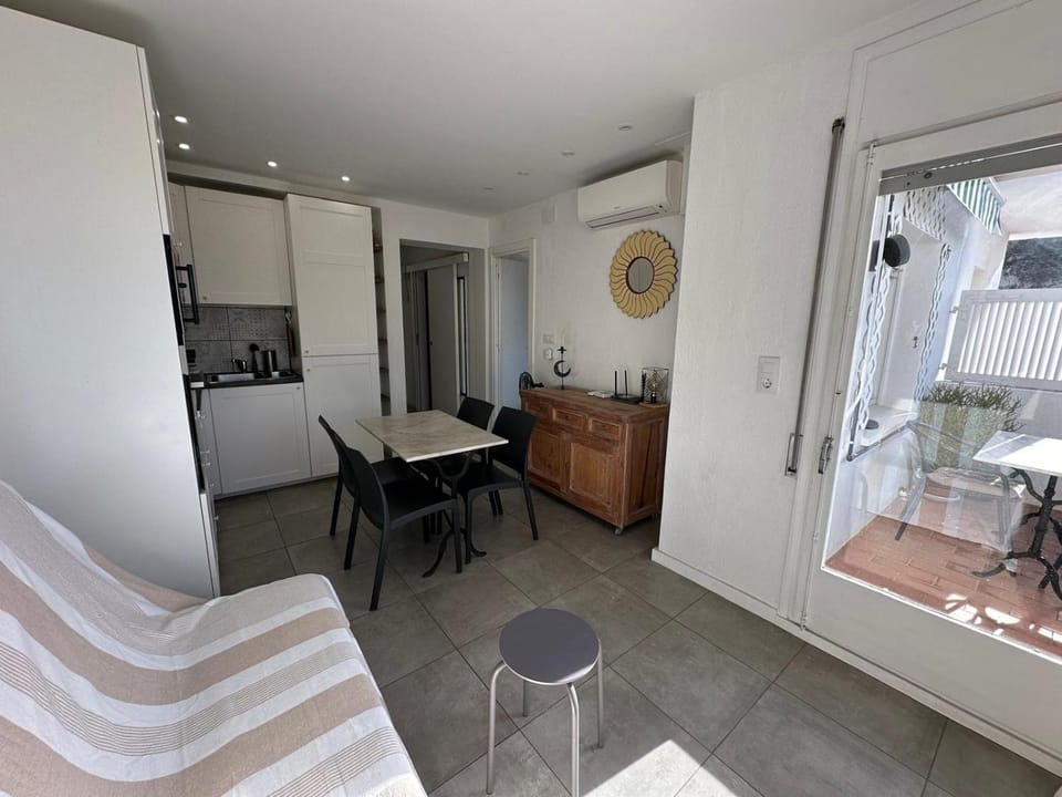 Kitchen or kitchenette, Living room, Seating area, air conditioner