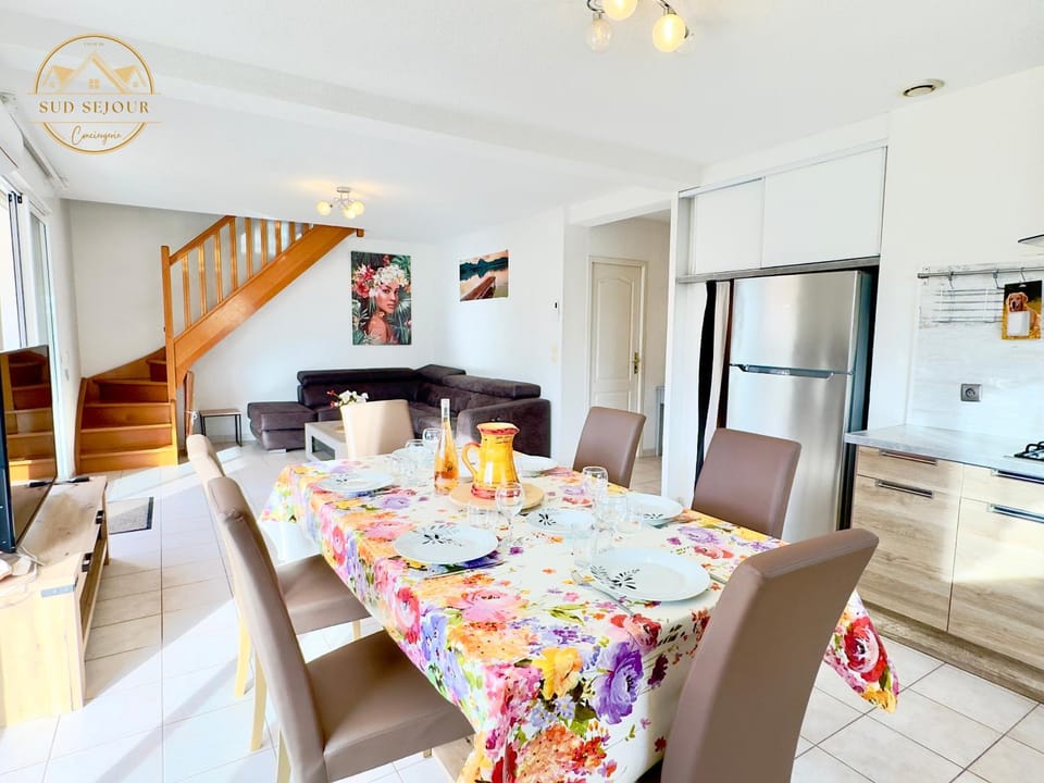 Communal lounge/ TV room, Living room, Seating area, Meals