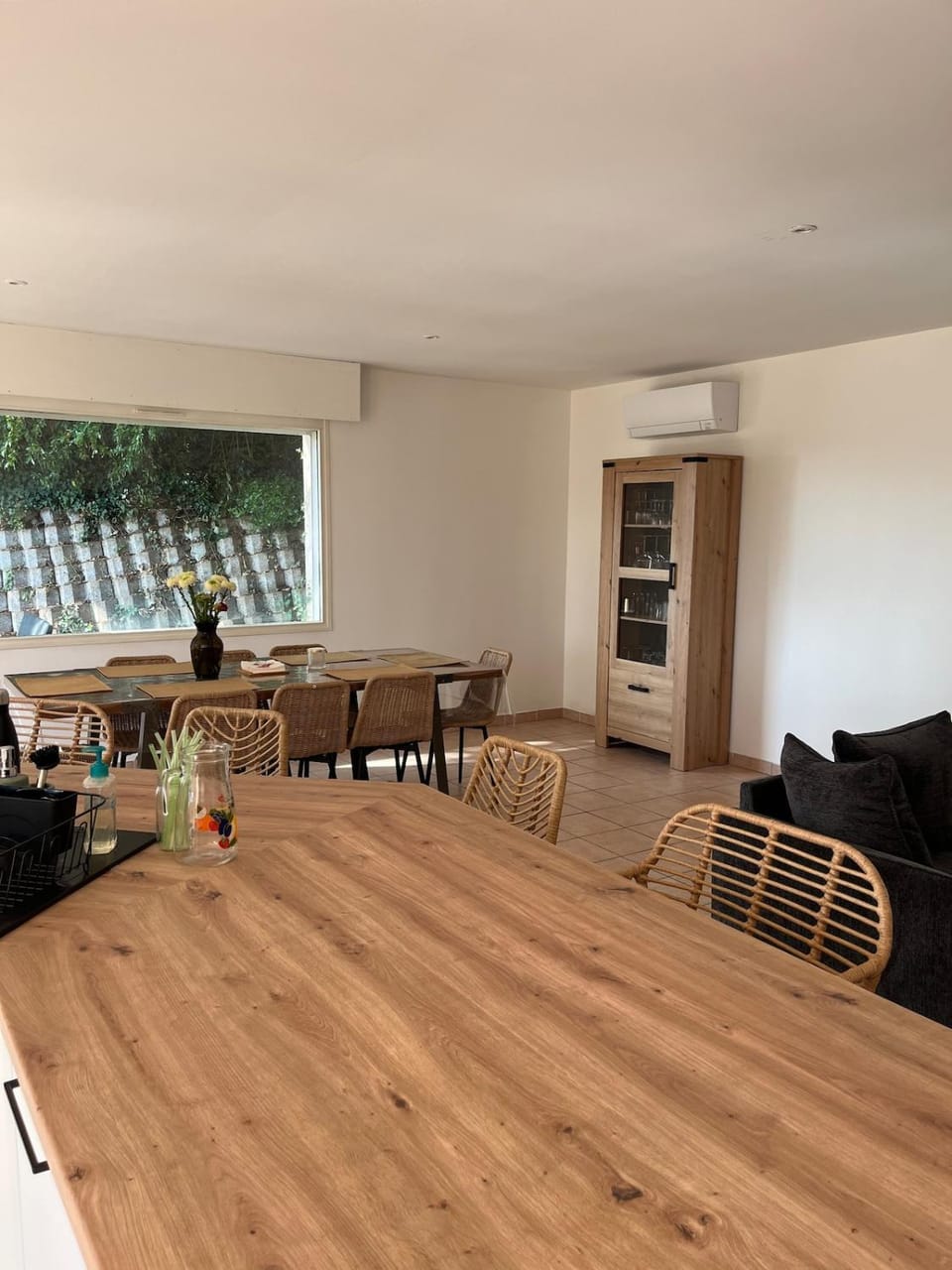 Kitchen or kitchenette, Seating area, Dining area, air conditioner