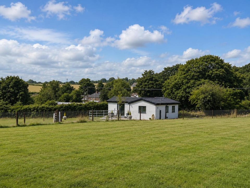 HORSESHOE LUXURY ACCESSIBLE LODGE Sleeps 5 at Fairview Farm in Ravenshead Nottingham near Sherwood Forest, Dog Friendly Farm Stay, Couples Retreat, Family Groups House in Newark and Sherwood District