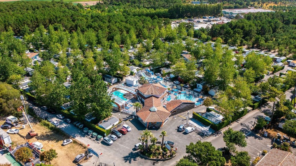 Property building, Bird's eye view, Swimming pool