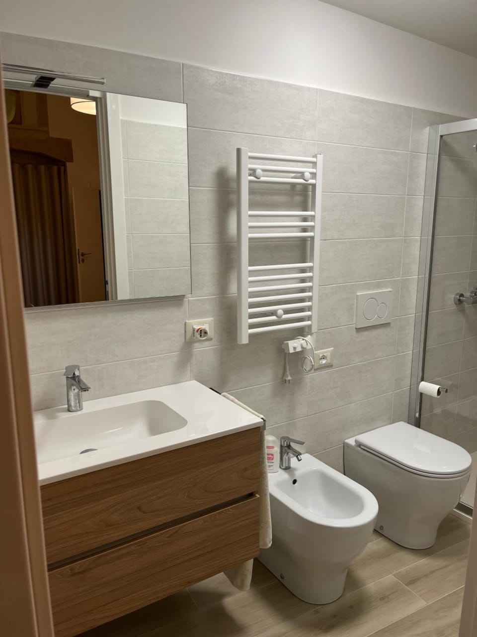 Shower, Toilet, Bathroom, bidet, towels