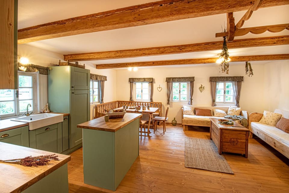 Roubenka mezi stromy s wellness House in Lower Silesian Voivodeship