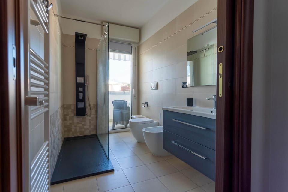 Shower, Toilet, Bathroom, bidet, towels