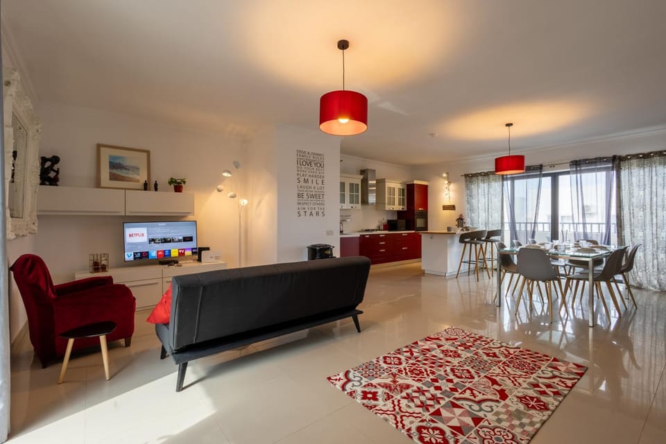 TV and multimedia, Kitchen or kitchenette, Living room, Seating area, Dining area