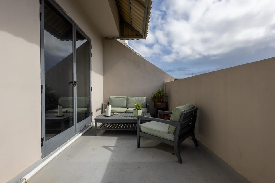 Patio, Day, Balcony/Terrace, Seating area