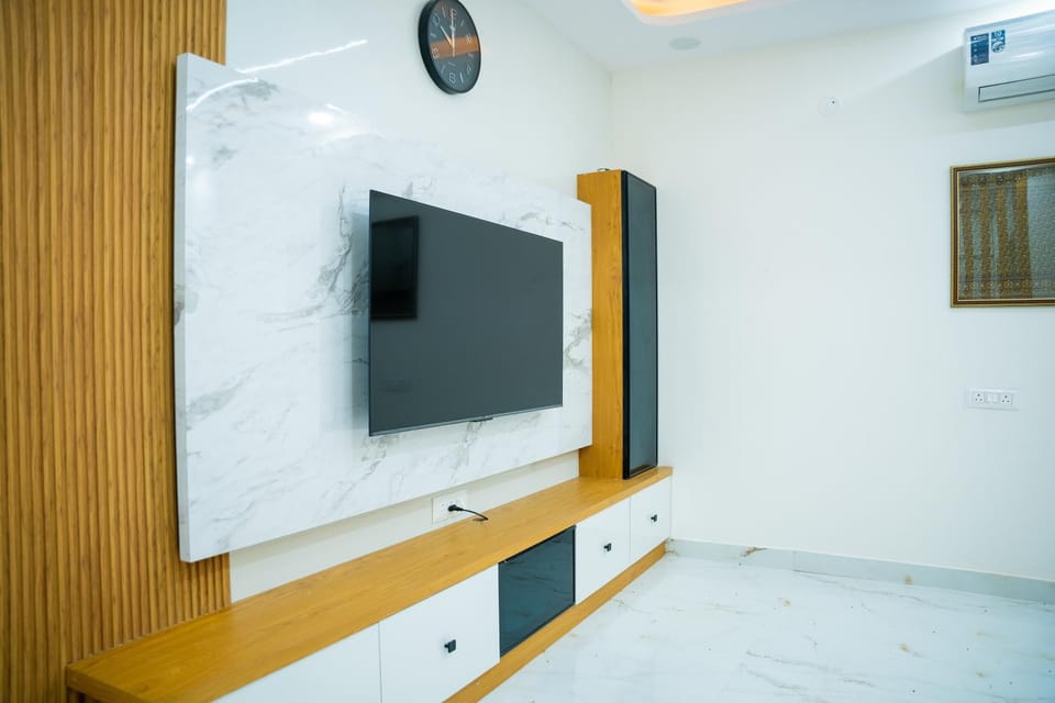Huma Grand - Cozy lake view stay in the city Apartment in Hyderabad