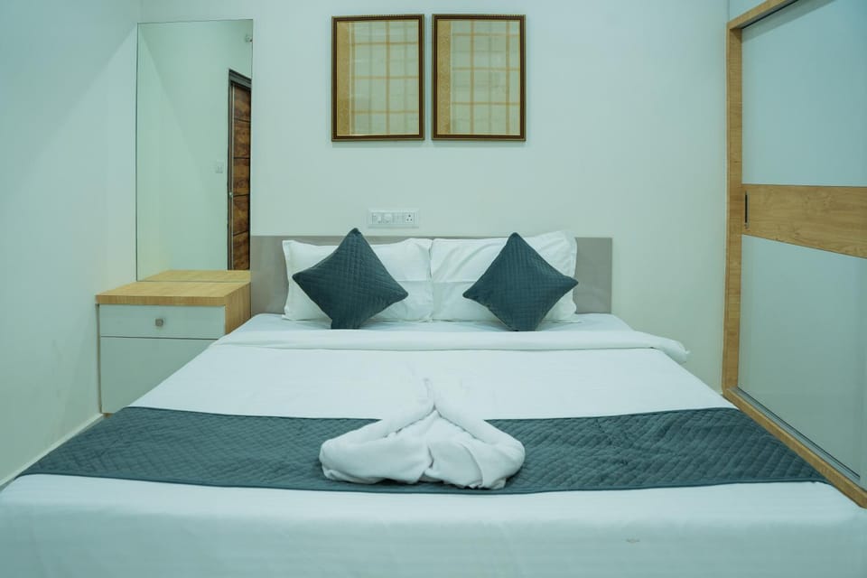 Huma Grand - Cozy lake view stay in the city Apartment in Hyderabad