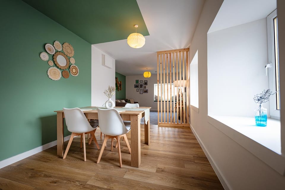 Kitchen or kitchenette, Living room, Seating area, Dining area