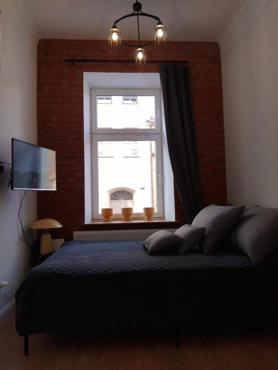 Bed, TV and multimedia, Living room, Photo of the whole room, Seating area, Bedroom