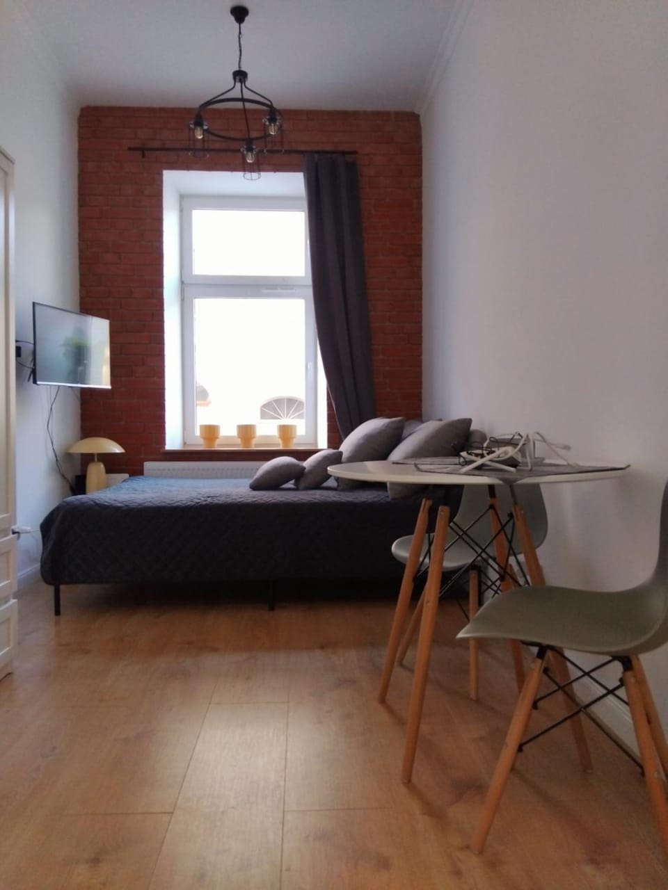Bed, TV and multimedia, Living room, Photo of the whole room, Seating area, Dining area, Bedroom