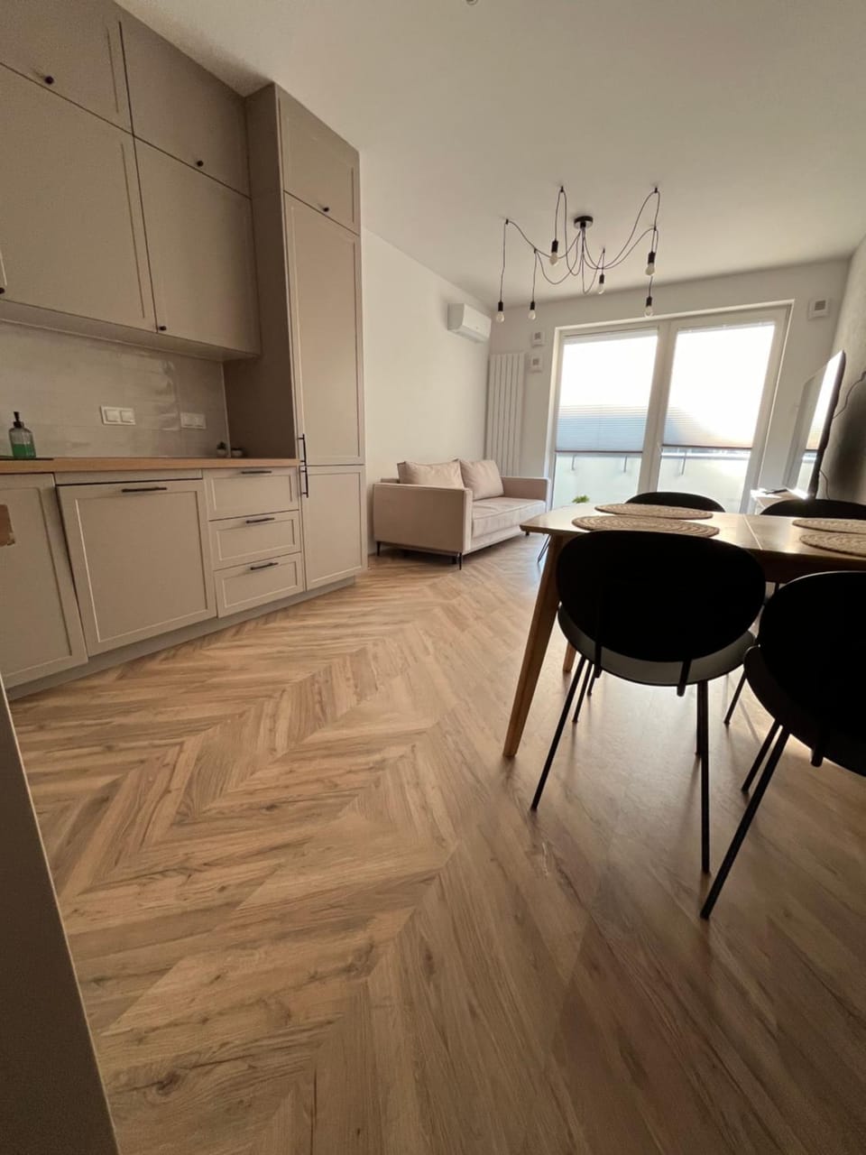 Beautiful Airport 6 Persons 24 h check in Apartment in Warsaw