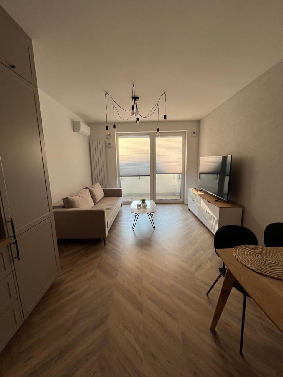 Beautiful Airport 6 Persons 24 h check in Apartment in Warsaw